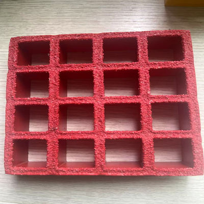 Maschengröße 38x38mm, FRP-geformtes Gitter von roter Farbe, rutschfeste Oberfläche mit Kies auf der Oberfläche.