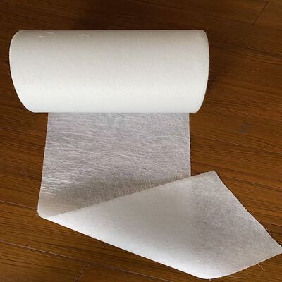 Glasfaser-Chopped-Strand-Matte, kombiniert mit einer Schicht Polyestervlies für FRP-Pultrusion, Flächengewicht 240 g pro Quadratmeter, um die Oberfläche sehr glatt zu machen, weit verbreitet in Solarrahmenplatten.