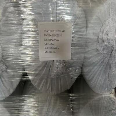 Großhandel E-Glas-Polyester-Schleiermatte MAT300+VEIL20 1600MM, 6 Rollen pro Charge, E-Glasfaser-Schleiermatte aus FRP-Verbundwerkstoff, korrosionsbeständig, hergestellt in China mit stabiler Chargenversorgung.