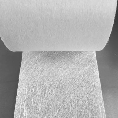 Die kombinierte Matte, die mit einer Schicht gehackten Strängen 270g/m2 hinzufügen eine Schicht der Oberflächenmatte 30g/m2, um zu machen kombiniert wurde, beendete glattes